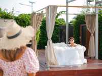 นอนรถบ้านติดทะเลแบบส่วนตัวมีสวนน้ำที่ Serene Phla