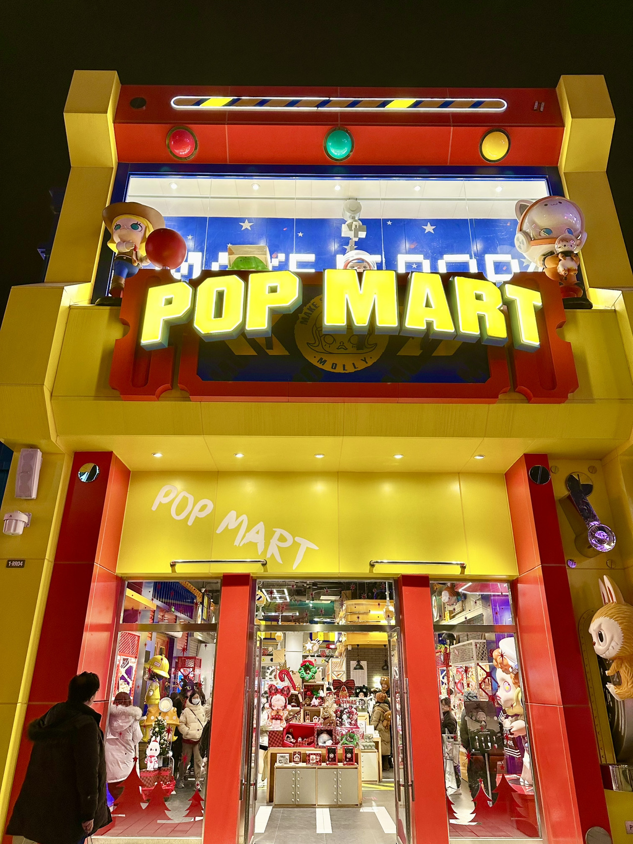#chinatravel #discoverbeijing #agustus2025
📍 Universal Avenue, Universal Beijing Resort (Tidak perlu tiket masuk)

Terletak tepat di Universal Avenue di luar gerbang utama taman, Global Concept Store POP MART di Universal Beijing Resort adalah destinasi impian bagi para pecinta mainan desainer—dan bagian terbaiknya? Anda tidak perlu tiket taman untuk berkunjung, cukup melewati pemeriksaan keamanan!

Gedung utama ini merupakan salah satu gerai POP MART terlengkap di Tiongkok, yang sering kali menampilkan peluncuran produk terbaru dan kolaborasi edisi terbatas. Saat Universal pertama kali dibuka, toko ini merupakan lokasi peluncuran eksklusif untuk kotak-kotak dinosaurus Jurassic World, yang menarik banyak kolektor dan penggemar.

Di dalamnya, Anda akan menemukan berbagai kelucuan: mulai dari seri MOLLY dan SKULLPANDA yang populer hingga rilis kotak kejutan baru, mainan seni, dan desain musiman. Toko ini bukan hanya untuk kolektor sejati—anak-anak maupun orang dewasa akan menemukan sesuatu yang mereka sukai.

💡 Tips profesional: Pendaftaran keanggotaan gratis, dengan poin untuk diskon dan tas belanja koleksi gratis. Baik Anda ke sini untuk berbelanja atau sekadar melihat-lihat tren kotak buta terbaru, toko ini wajib dikunjungi dalam petualangan Universal Anda!