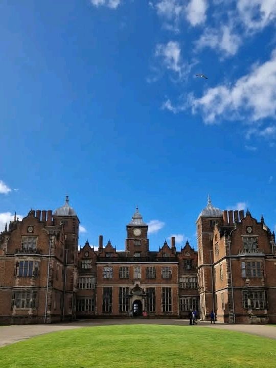 Remarbly quiet for a historic visitor attraction. A nice property to take your time exploring the rooms and it's potted history.
