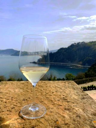 White wine paired with a sea view – the ultimate indulgence! 🍷