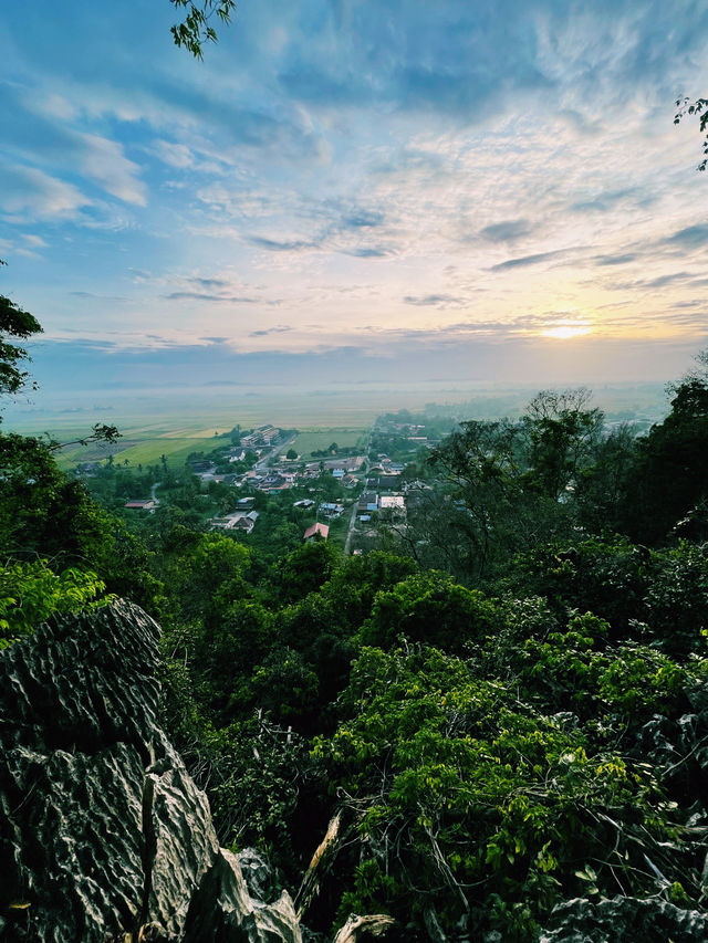 🏔️ Adventure Awaits at Gunung Keriang Trail, Kedah 🌄💚 🏔️ Adventure Awaits at Gunung Keriang Trail, Kedah 🌄💚