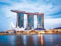 Singapore's Must-See: Dive into Digital Magic at ArtScience Museum! 🖼️💡