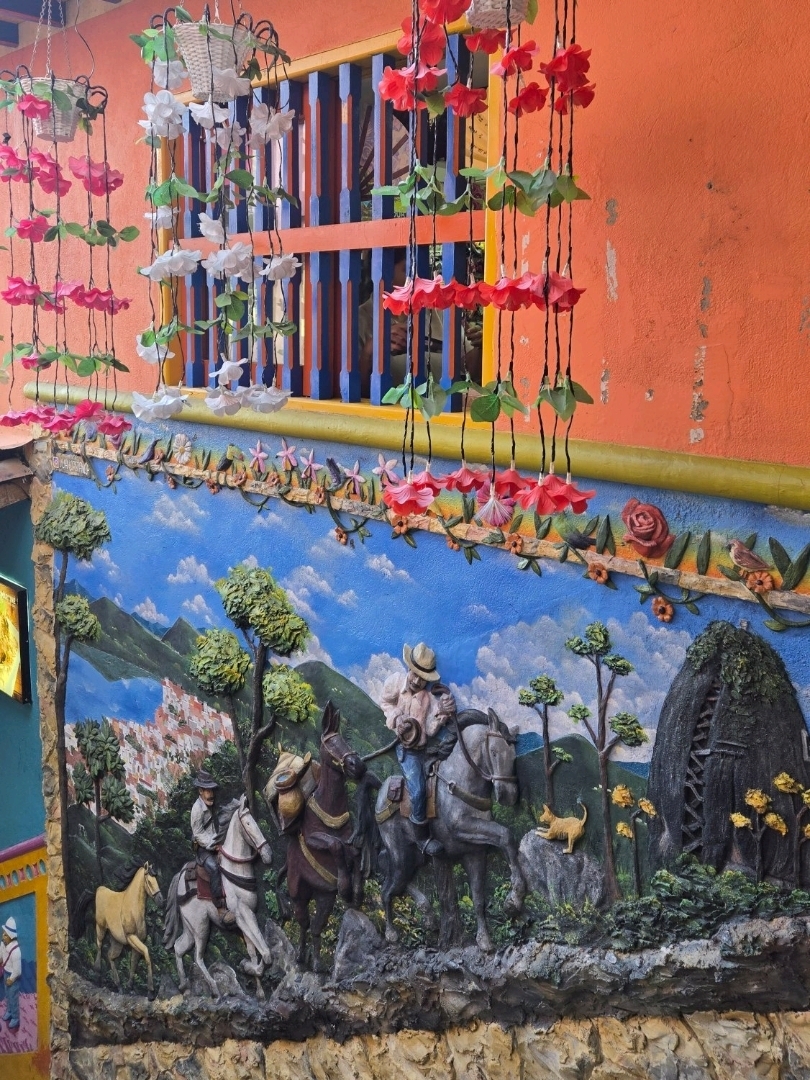 Du lịch tiết kiệm ở Nam Mỹ 🇨🇴🎨 Thị trấn đầy màu sắc Guatape - Vùng đất thần tiên của Colombia 🎨