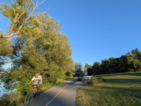 Barrie, a small city in Ontario, hides a tranquil natural haven beyond its beautiful lakeside scenery and relaxed atmosphere – Arboretum in Sunnidale Park. A leisurely stroll along the lake on a sunny weekend, with the reflections of trees in the water, is a photo opportunity that makes you want to take many pictures, and it deeply resonates with the healing power of nature. Here, you can enjoy the serenity away from the city and fully experience Barrie's outdoor charm. From the layered autumn foliage to the interplay between modern architecture and nature, it offers a double treat for both the eyes and the soul.

Recommended Attractions

Arboretum Sunnidale Park
This botanical garden park is located at the intersection of Sunnidale Road and Cundles Road West (Barrie, Ontario). It's open year-round, all day, and admission is free, regardless of the season. Spring and summer bring a profusion of flowers, while autumn offers a breathtaking display of vibrant foliage. The lake reflecting the sunset is a sight to behold. It's perfect for family picnics and a paradise for photography enthusiasts and sketchers. The lakeside trails are flat and suitable for walks of all ages.

Lakeside Scenery
On a sunny day, you can see the silhouettes of modern buildings in the distance from the lakeside of Sunnidale Park. The lake is tranquil, reflecting the trees. On weekends, you might see picnics, joggers, and couples taking wedding photos. Personally, I feel the best time to visit is at dusk, when you can enjoy both the sunset and the lakeside scenery before nightfall. A walk around the lake takes about half an hour, allowing you to slow down or start your morning run.

Natural Scenery within the Park

Autumn is the highlight of Sunnidale Arboretum. The leaves change from green to yellow and orange, rustling in the breeze, making it hard to leave. The park is spacious, with many garden sculptures and small pavilions, perfect for resting and quiet contemplation. If you enjoy observing wildlife, bring your camera; you might have a chance to photograph squirrels and various birds.

Practical Tips

1. Comfortable walking shoes are recommended, as the paths are mostly dirt or grass, suitable for outdoor activities.

2. Picnic tables and chairs are available in the park; it's recommended to bring your own food. The lakeside is perfect for relaxing and unwinding.

3. To avoid crowds, early morning and late afternoon are the quietest times, ideal for personal meditation or yoga.

4. Paths around the lake can be slippery in rainy weather; please be careful.

5. The park is conveniently located near Barrie city center and easily accessible by car or bus.

Food Recommendations: There are many local cafes and sandwich shops near Sunnidale Road outside the park. We recommend trying the small cakes from Barrie's local bakery; you can pick them up on your way home, and enjoying them with a coffee by the lake is truly delightful.

Transportation: It's about an 8-minute drive from Barrie city center. Take the Barrie Transit bus and get off at Sunnidale Road & Cundles Road. Free parking is available.

Have you ever strolled along the lake? Or do you love the gardens and autumn colors? Feel free to share your discoveries about Barrie's outdoors and share your relaxing moments in the comments below!

#BarrieOutdoors #LakesideWalking #SunnidalePark #AutumnLeaves