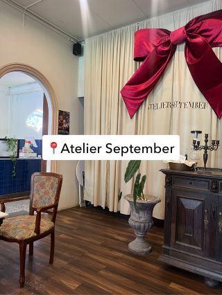 📍Atelier September

แนะนำร้านคาเฟ่เล็กๆสไตล์ฝรั่งเศส ติดแกรม ในอำเภอท่าศาลา นครศรีธรรมราช ตกแต่งร้านมีความเป็นผู้ดี อย่างมีคลาส ถ่านรูปสวยมาก 🍵🪔
แนะนำขนมอร่อยมากๆๆแบบที่สุด มีหลายอย่างให้เลือก ทุกอย่างลงตัวเข้ากันอย่างดี 
ร้านสวยตกแต่งน่ารัก บรรยากาศเป็นกันเอง พี่เจ้าของร้านน่ารักมากค่ะ กาแฟขนมอร่อย

ที่อยู่ : 227 9 ตำบล ท่าศาลา อำเภอท่าศาลา นครศรีธรรมราช 80160