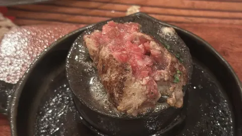 【熱々の焼き石で楽しむレアレアハンバーグ】 — traveler post in 水戸