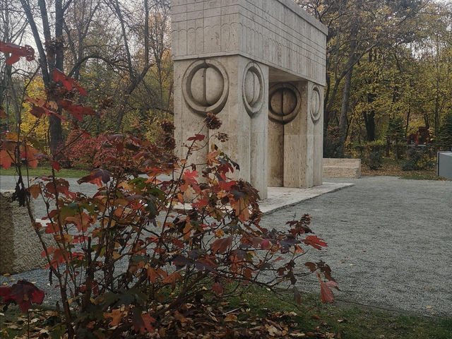 Gate of the Kiss by Constantin Brancusi 🇷🇴