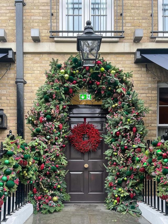 Chic Doors and Urban Elegance 🚪💃