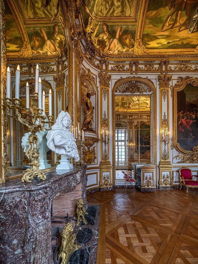 Architectural Grandeur: 🏛️