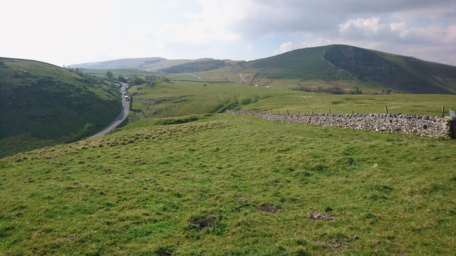 Exploring Peak District: A Hike Around Castleton’s Majestic Hills 🏞️✨