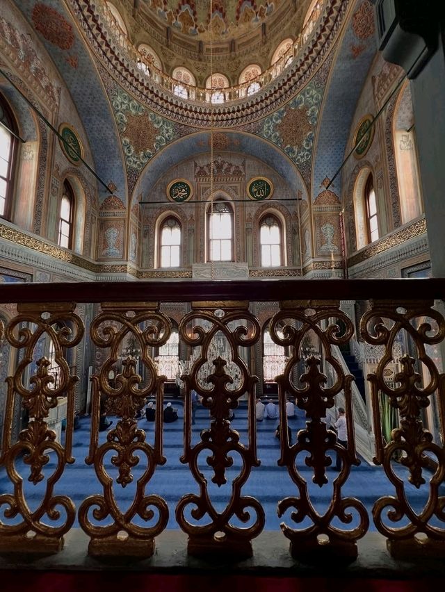 Valide Sultan Mosque, Türkiye: Graceful Legacy of Ottoman Queens