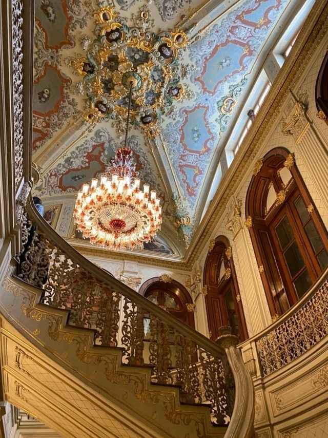 🏛️ Dolmabahçe Palace – Ottoman Grandeur on the Bosphorus