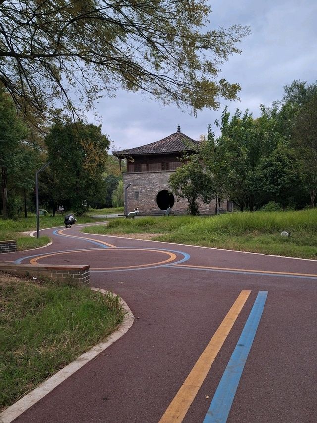 Wanliuzhou Park, Yushan County – A Riverside Gem 🌿🏞️