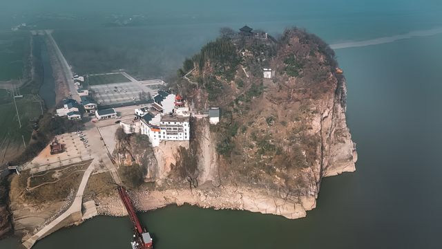 去過安慶數次，卻未曾發現在長江中還有一座獨立的山峰