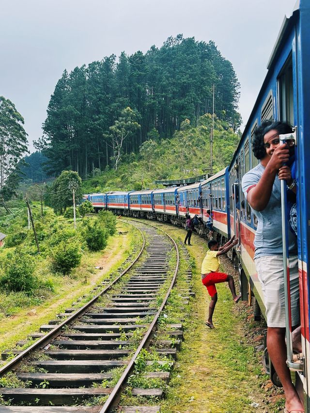 The World’s Most Beautiful Train Journey🇱🇰🚂