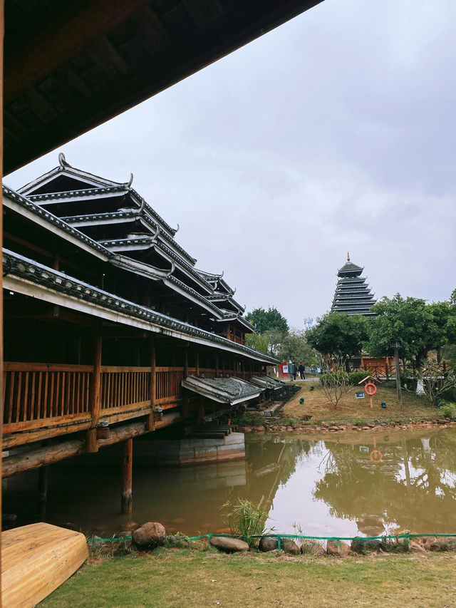 可以帶娃換裝拍照，有特色少數民族建築的廣西民族村，還免費