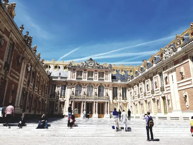 ヴェルサイユ宮殿：豪華な宮殿と壮大な庭園