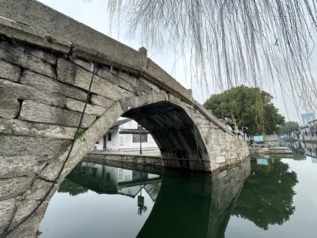 Xie Gong Bridge, a national cultural heritage site, is located on the banks of the Xi Xiao River in Shaoxing