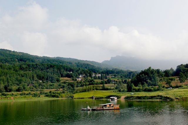 鳥驚飛，魚躍游，遠眺清江雲霧稠--清江河上