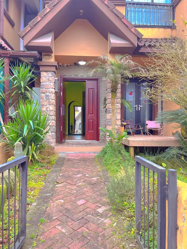 I stayed at a homestay in Huashuiwan and I loved it so much, I want to move the whole set into my home