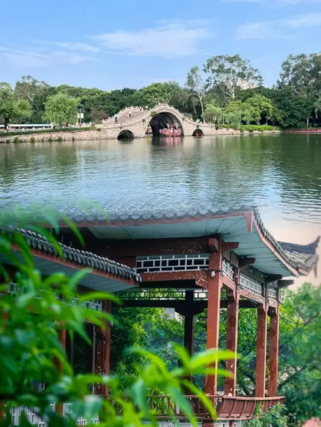 The West Lake in Fuzhou is just too beautiful, it's truly a paradise on earth!
