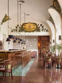 🌟 Phnom Penh's Top Hotels: Luxury & Culture 🏰✨