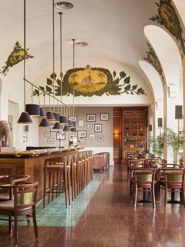 🌟 Phnom Penh's Top Hotels: Luxury & Culture 🏰✨
