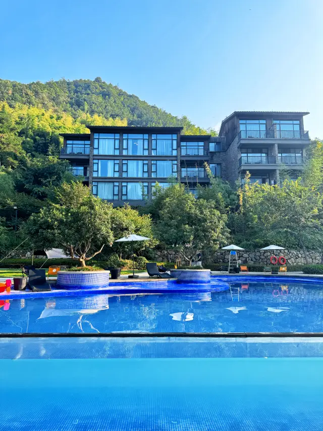 Stay in a bamboo sea embraced by mountains, and experience a forest healing