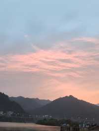 被群山包圍嘅小縣城太適合避暑喇。