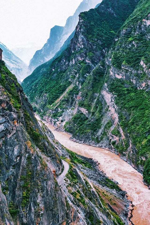 "香格里拉探險之旅  我在虎跳峽看到驚濤駭浪"。