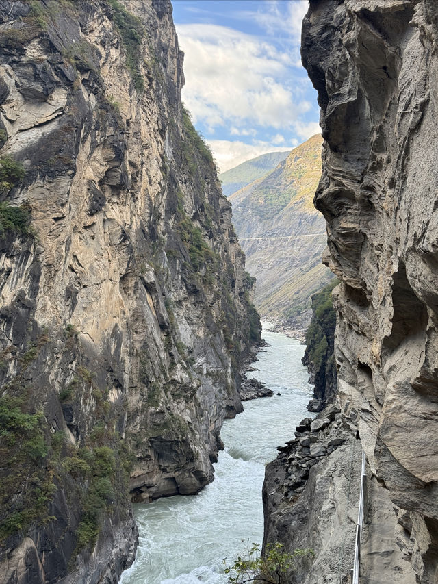 雲南｜虎跳峽峽谷徒步精華路段—— 一線天。