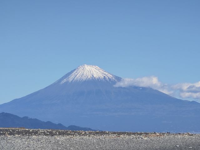 黑沙灘上遙望富士山