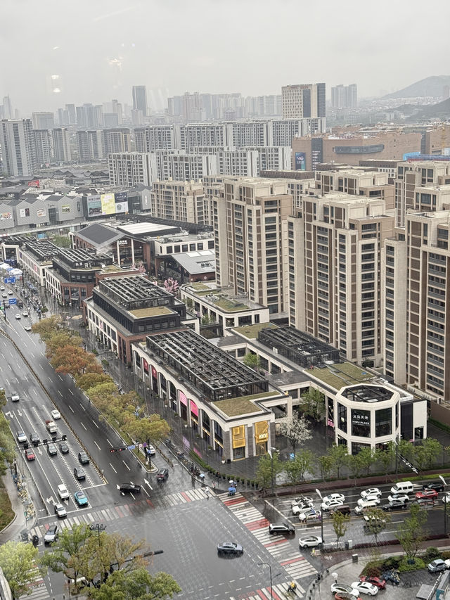 義烏市中心雲端旅居，邂逅雞鳴閣的晨昏浪漫。