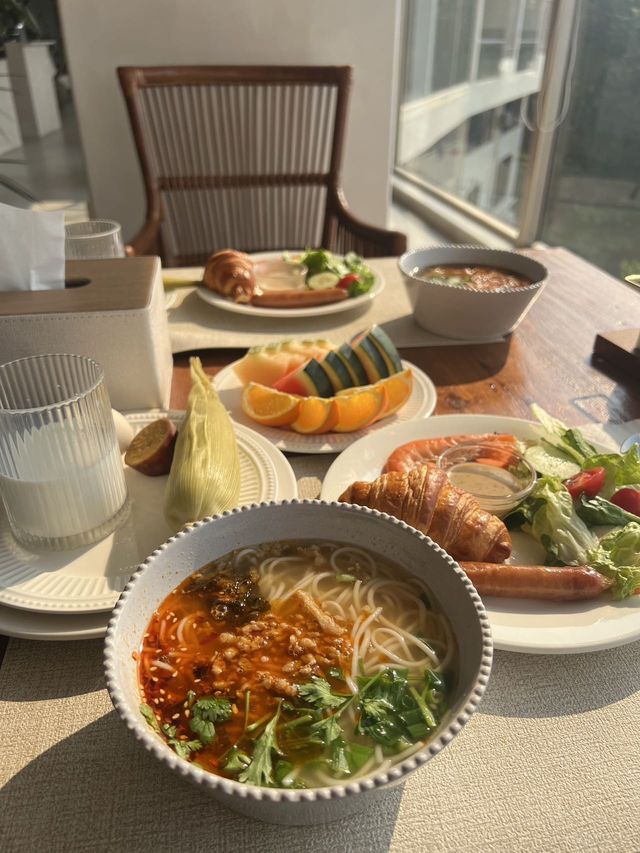 推開窗戶就能看到雲海，就在版納半山腰