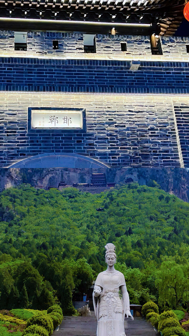 「一座等咗你三千年嘅城市，總要嚟一次啦」
