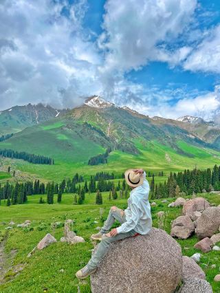 Free Bulong Valley, where you can snap stunning photos of snow-capped mountains and grasslands!