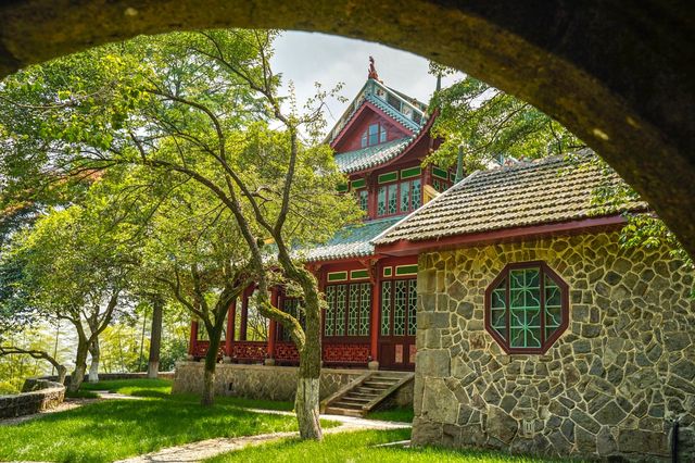 「參差樓閣起高崗，半為煙遮半樹藏。
