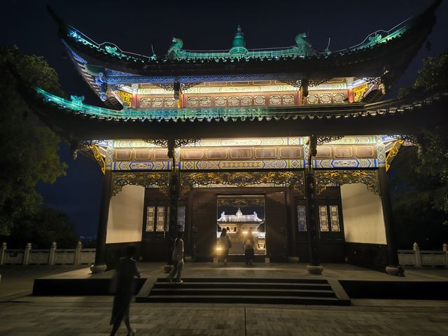 呢場大雨澆唔熄我對重慶嘅熱情！啱啱打卡完絕美夜景觀賞地鴻恩閣，即刻嚟俾你哋安利呢個寶藏景點 鴻恩