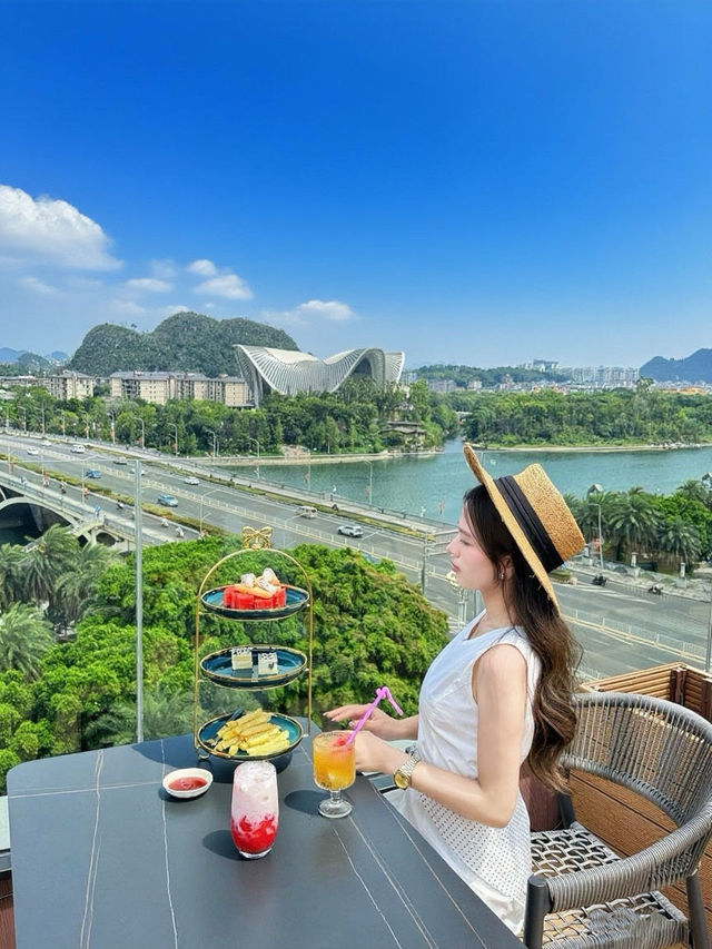 桂林漓江邊 二人躺睇江景！真係好靚....