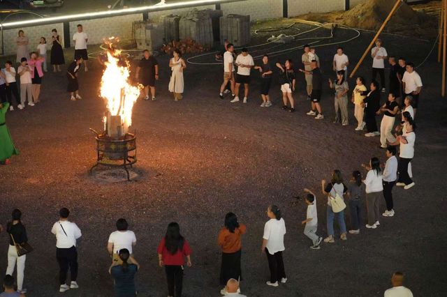 火山腳下的寶藏民宿｜篝火煙花與星空撞個滿懷