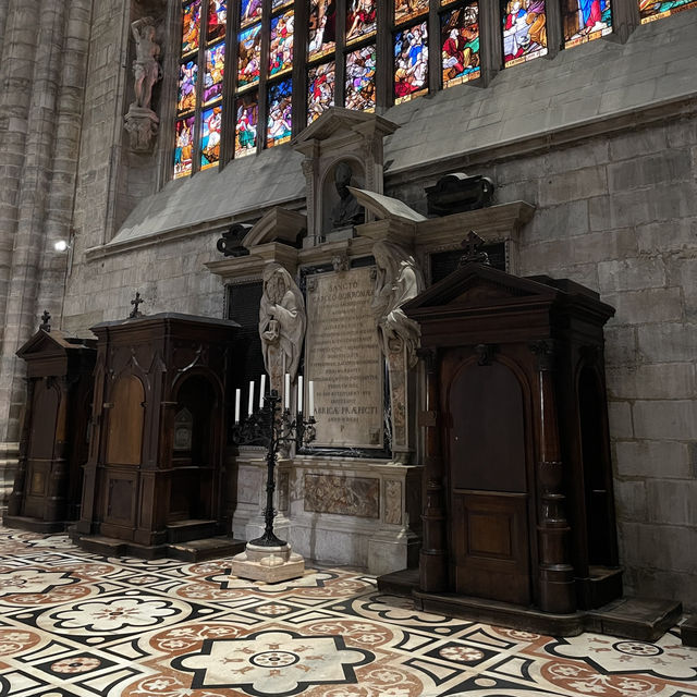 【イタリア ミラノ】ドゥオーモ (ミラノ大聖堂) ⛪️ 【イタリア ミラノ】ドゥオーモ (ミラノ大聖堂) ⛪️