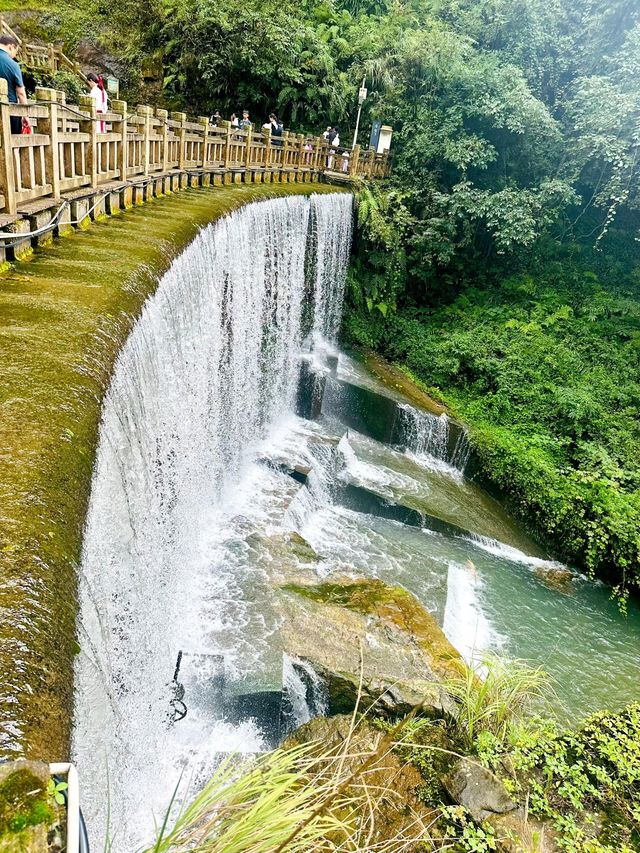 雲南昭通黃連河藏在深山裡的百米瀑布