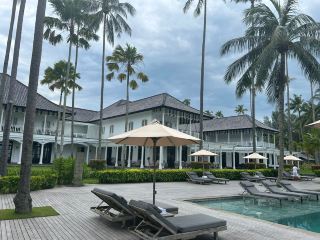 분주한 여행 후의 고요한 오아시스