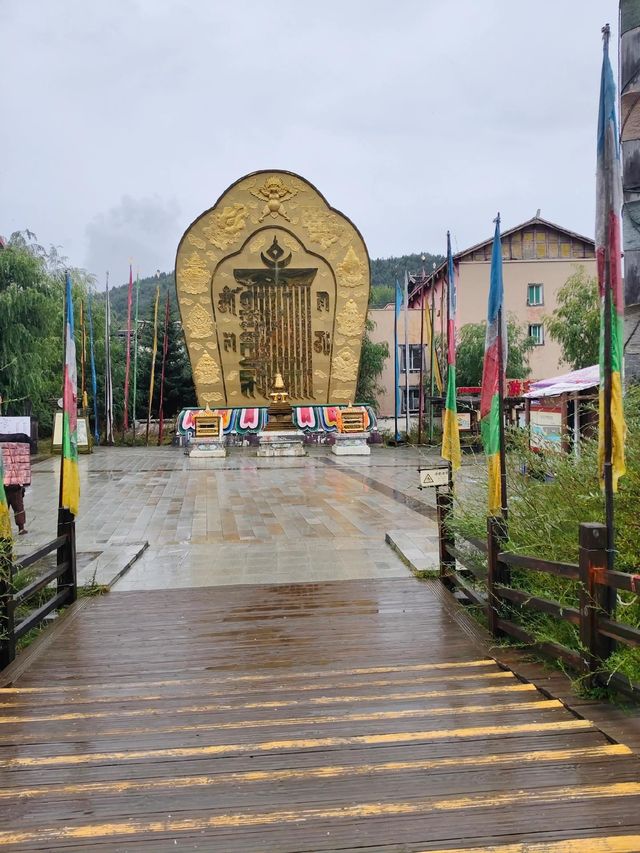 雨中探秘川主寺｜金色屋頂下的古韻禪意｜Trip.com 松潘