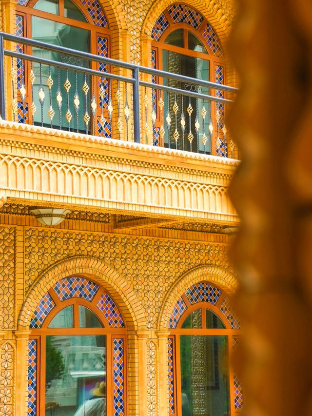 金與白交織好似異域世界 金與白交織好似異域世界