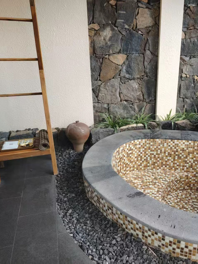 騰衝銀杏季躺平指南！三宅一界頂奢度假