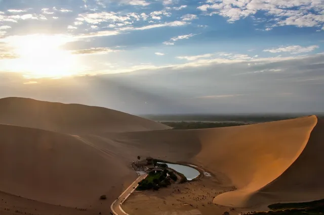 飛沙不落的月牙泉