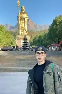 以深悲宏願照亮黑暗，以智慧恆心守護眾生