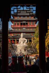 南京秋日毗盧寺的銀杏與佛光