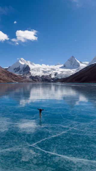 ปล่อยให้ความกว้างใหญ่ของเทือกเขาที่ปกคลุมด้วยหิมะช่วยบรรเทาความเหนื่อยล้าของคุณ